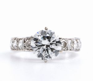 Anello in oro con diamante centrale affiancato da linea di diamanti  - Asta Gioielli e Argenti Moderni e Contemporanei - Associazione Nazionale - Case d'Asta italiane