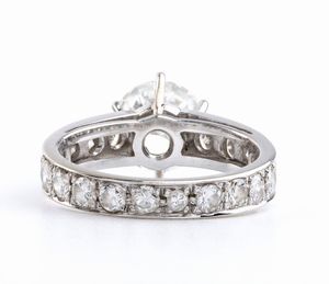 Anello in oro con diamante centrale affiancato da linea di diamanti  - Asta Gioielli e Argenti Moderni e Contemporanei - Associazione Nazionale - Case d'Asta italiane
