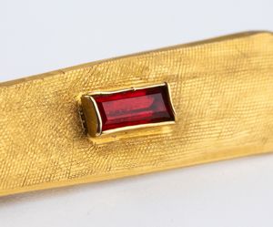 Un fermacravatta ed un paio di gemelli in oro  - Asta Gioielli e Argenti Moderni e Contemporanei - Associazione Nazionale - Case d'Asta italiane