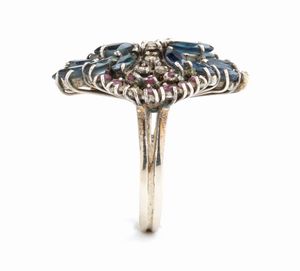 Anello floreale in oro con zaffiri, rubini e diamanti  - Asta Gioielli e Argenti Moderni e Contemporanei - Associazione Nazionale - Case d'Asta italiane