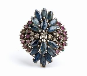 Anello floreale in oro con zaffiri, rubini e diamanti  - Asta Gioielli e Argenti Moderni e Contemporanei - Associazione Nazionale - Case d'Asta italiane
