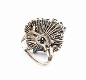 Anello floreale in oro con zaffiri, rubini e diamanti  - Asta Gioielli e Argenti Moderni e Contemporanei - Associazione Nazionale - Case d'Asta italiane