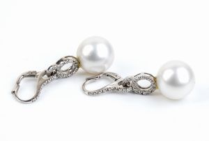 Orecchini pendenti in oro con perle e diamanti  - Asta Gioielli e Argenti Moderni e Contemporanei - Associazione Nazionale - Case d'Asta italiane