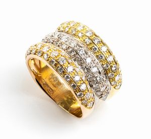 Anello in tre colori d'oro con diamanti  - Asta Gioielli e Argenti Moderni e Contemporanei - Associazione Nazionale - Case d'Asta italiane