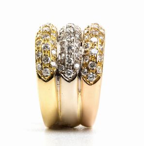 Anello in tre colori d'oro con diamanti  - Asta Gioielli e Argenti Moderni e Contemporanei - Associazione Nazionale - Case d'Asta italiane