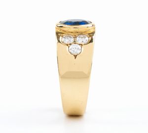 Anello a facia in oro con zaffiro e diamanti  - Asta Gioielli e Argenti Moderni e Contemporanei - Associazione Nazionale - Case d'Asta italiane