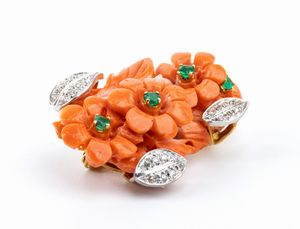 Spilla floreale in oro, corallo cerasuolo, diamanti e smeraldi  - Asta Gioielli e Argenti Moderni e Contemporanei - Associazione Nazionale - Case d'Asta italiane