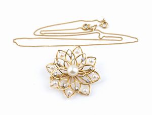 Spilla-pendente in perle e diamanti con catena, in oro giallo  - Asta Gioielli e Argenti Moderni e Contemporanei - Associazione Nazionale - Case d'Asta italiane