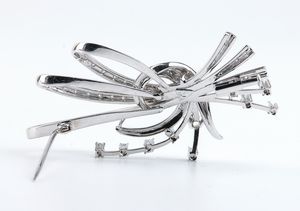 Spilla a motivo di nastri e steli in oro con diamanti  - Asta Gioielli e Argenti Moderni e Contemporanei - Associazione Nazionale - Case d'Asta italiane