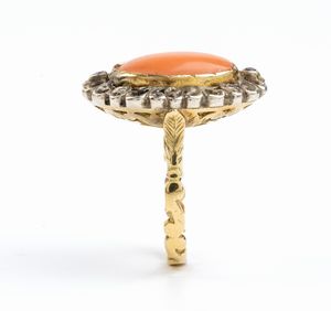 Anello in oro e argento con corallo Mediterraneo  - Asta Gioielli e Argenti Moderni e Contemporanei - Associazione Nazionale - Case d'Asta italiane