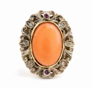 Anello in oro e argento con corallo Mediterraneo  - Asta Gioielli e Argenti Moderni e Contemporanei - Associazione Nazionale - Case d'Asta italiane