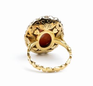 Anello in oro e argento con corallo Mediterraneo  - Asta Gioielli e Argenti Moderni e Contemporanei - Associazione Nazionale - Case d'Asta italiane