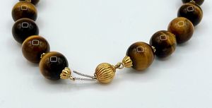 Girocollo in oro e quarzo occhio di tigre  - Asta Gioielli e Argenti Moderni e Contemporanei - Associazione Nazionale - Case d'Asta italiane