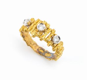 Anello in oro con tre diamanti  - Asta Gioielli e Argenti Moderni e Contemporanei - Associazione Nazionale - Case d'Asta italiane