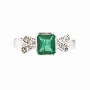 Anello in oro con smeraldo e diamanti  - Asta Gioielli e Argenti Moderni e Contemporanei - Associazione Nazionale - Case d'Asta italiane