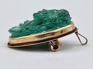 Pendente - spilla oro con cammeo in malachite  - Asta Gioielli e Argenti Moderni e Contemporanei - Associazione Nazionale - Case d'Asta italiane