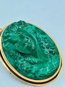Pendente - spilla oro con cammeo in malachite  - Asta Gioielli e Argenti Moderni e Contemporanei - Associazione Nazionale - Case d'Asta italiane