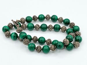 Demi parure composta da una collana ed un paio di orecchini con con malachite ed argento  - Asta Gioielli e Argenti Moderni e Contemporanei - Associazione Nazionale - Case d'Asta italiane