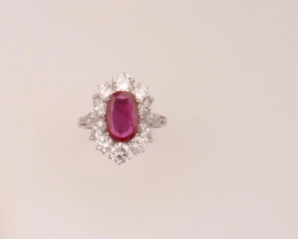 Anello con rubino Burma di ct 2,20 con diamanti a contorno  - Asta Fine Jewels - Associazione Nazionale - Case d'Asta italiane