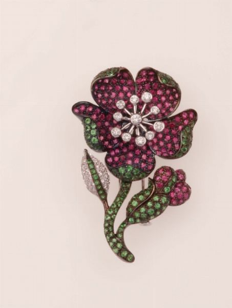 Spilla a soggetto floreale con rubini, tzavoriti e diamanti  - Asta Fine Jewels - Associazione Nazionale - Case d'Asta italiane