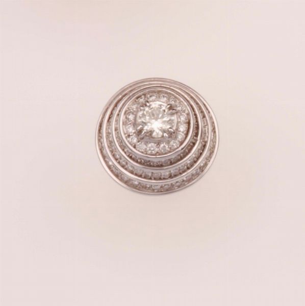 Anello con diamante centrale taglio brillante di ct 1,17 e piccoli diamanti a contorno  - Asta Fine Jewels - Associazione Nazionale - Case d'Asta italiane