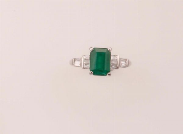 Anello con smeraldo Brasile di ct 2,20 circa e diamanti taglio tepper  - Asta Fine Jewels - Associazione Nazionale - Case d'Asta italiane