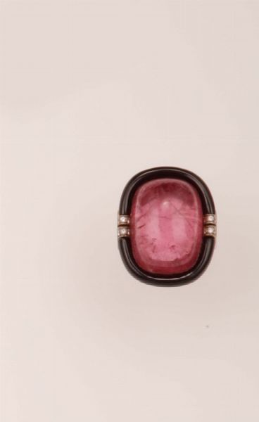 Anello con tormalina rosa, onice e diamanti  - Asta Fine Jewels - Associazione Nazionale - Case d'Asta italiane