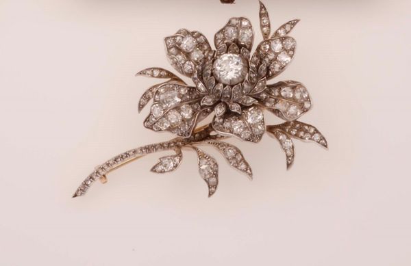 Spilla a soggetto floreale con diamanti di vecchio taglio  - Asta Fine Jewels - Associazione Nazionale - Case d'Asta italiane