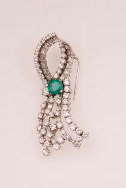 Spilla con smeraldo Colombia di ct 2,13 e diamanti  - Asta Fine Jewels - Associazione Nazionale - Case d'Asta italiane