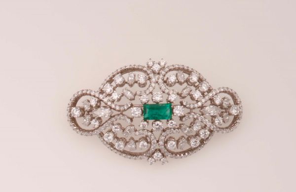 Spilla con smeraldo centrale e diamanti taglio navette e brillante  - Asta Fine Jewels - Associazione Nazionale - Case d'Asta italiane
