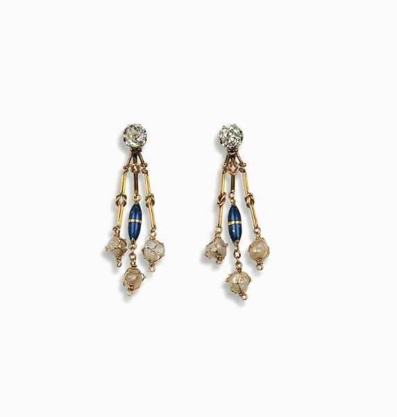 Orecchini pendenti con diamanti di vecchio taglio, smalto e perline naturali  - Asta Fine Jewels - Associazione Nazionale - Case d'Asta italiane