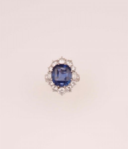 Anello con zaffiro Sri Lanka di ct 10,80 circa e diamanti a contorno  - Asta Fine Jewels - Associazione Nazionale - Case d'Asta italiane