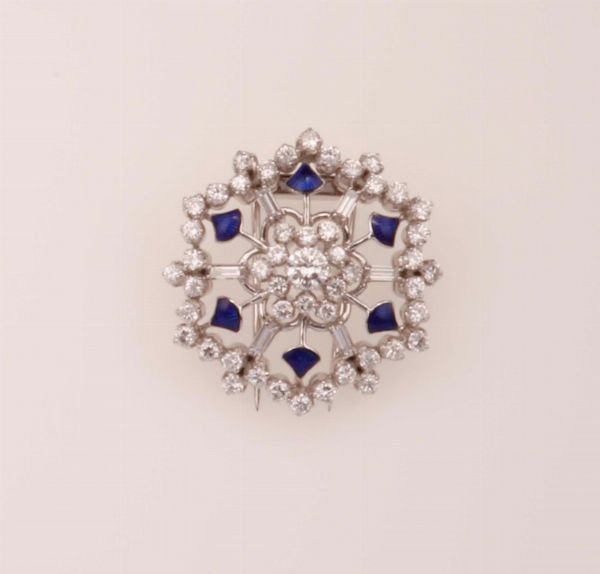 Spilla con diamanti taglio brillante, diamanti taglio baguette e smalto blu  - Asta Fine Jewels - Associazione Nazionale - Case d'Asta italiane