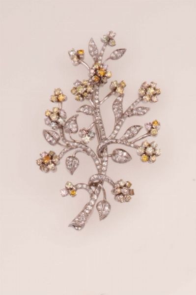 Spilla a soggetto floreale con diamanti bianchi e diamanti gialli taglio huit-huit  - Asta Fine Jewels - Associazione Nazionale - Case d'Asta italiane