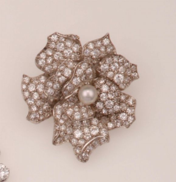 Pendente/spilla a soggetto floreale con diamanti e piccola perla  - Asta Fine Jewels - Associazione Nazionale - Case d'Asta italiane