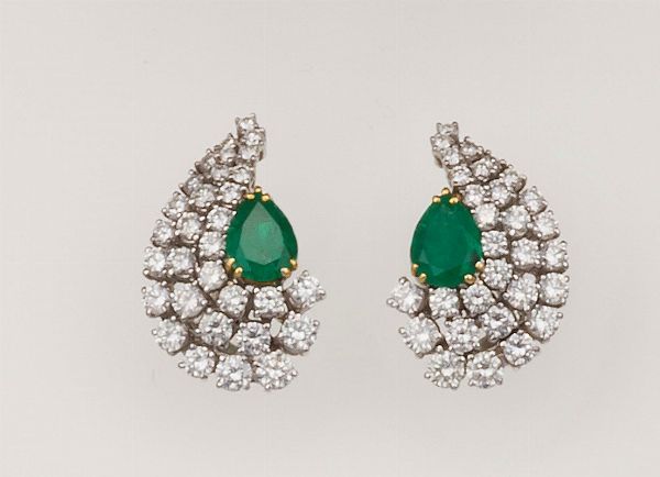 Orecchini con smeraldi taglio goccia e diamanti taglio brillante  - Asta Fine Jewels - Associazione Nazionale - Case d'Asta italiane
