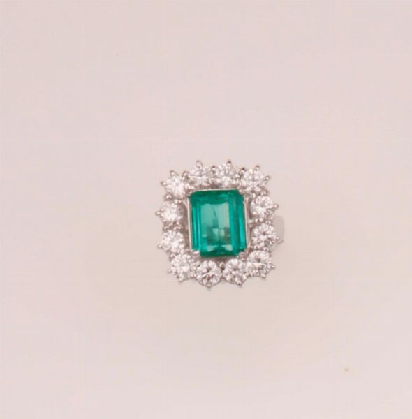 Anello con smeraldo Colombia di ct 2,48 circa e diamanti a contorno per ct 2,40 circa  - Asta Fine Jewels - Associazione Nazionale - Case d'Asta italiane