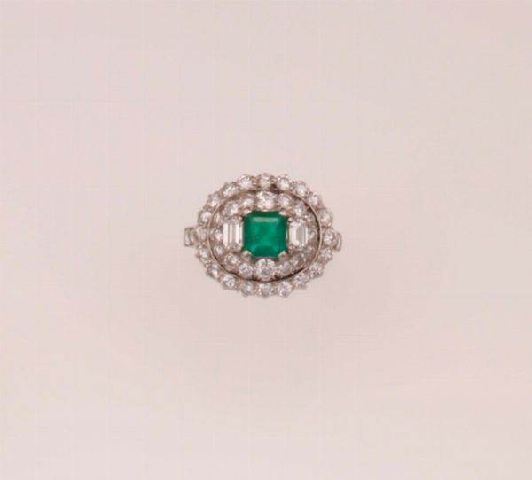 Anello con smeraldo centrale e diamanti a contorno  - Asta Fine Jewels - Associazione Nazionale - Case d'Asta italiane