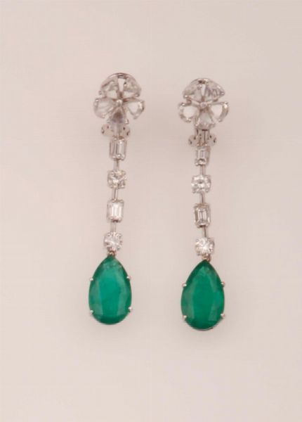 Orecchini pendenti con smeraldi taglio goccia e diamanti  - Asta Fine Jewels - Associazione Nazionale - Case d'Asta italiane