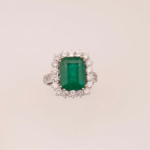 Anello con smeraldo di ct 5,00 circa e diamanti a contorno  - Asta Fine Jewels - Associazione Nazionale - Case d'Asta italiane