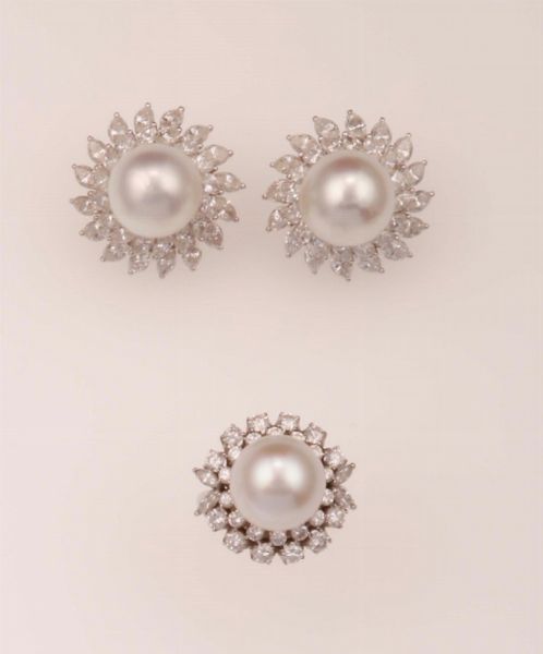 Parure composta da anello ed orecchini con perle Australia e diamanti taglio brillante e navette  - Asta Fine Jewels - Associazione Nazionale - Case d'Asta italiane