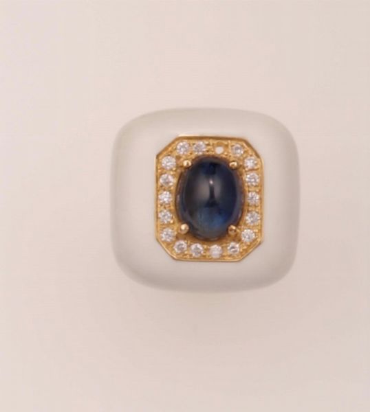 Anello con zaffiro cabochon, diamanti a contorno e smalto bianco  - Asta Fine Jewels - Associazione Nazionale - Case d'Asta italiane