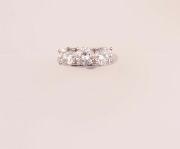 Anello con tre diamanti taglio brillante per ct 2,50 circa totali  - Asta Fine Jewels - Associazione Nazionale - Case d'Asta italiane