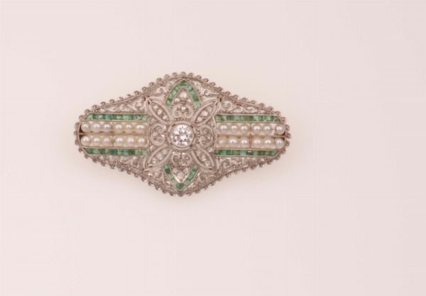 Spilla con smeraldi, perle e diamanti  - Asta Fine Jewels - Associazione Nazionale - Case d'Asta italiane