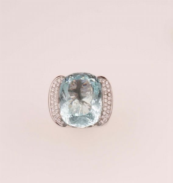 Anello con grande acquamarina di ct 42,50 e diamanti  - Asta Fine Jewels - Associazione Nazionale - Case d'Asta italiane
