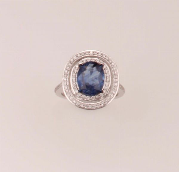 Anello con zaffiro Sri Lanka di ct 3,11 con diamanti a contorno  - Asta Fine Jewels - Associazione Nazionale - Case d'Asta italiane