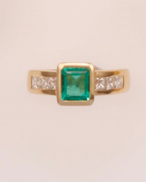 Anello con smeraldo e diamanti taglio princess  - Asta Fine Jewels - Associazione Nazionale - Case d'Asta italiane