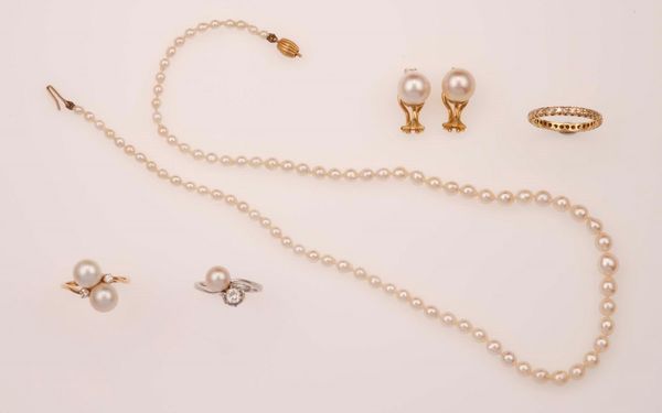 Lotto composto da una collana di perle naturali, tre anelli ed un paio di orecchini con perle  - Asta Fine Jewels - Associazione Nazionale - Case d'Asta italiane