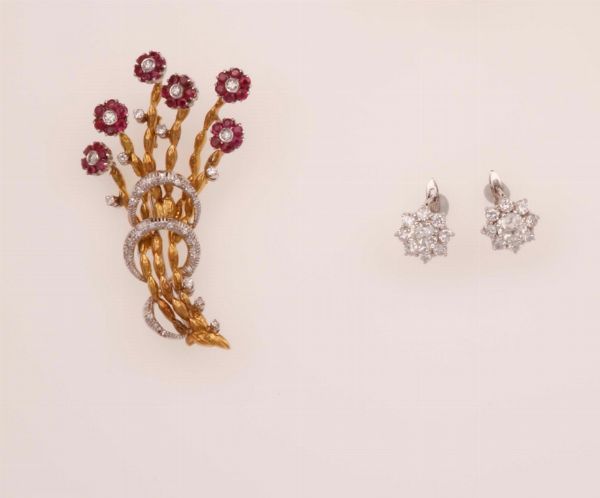 Lotto composto da un paio di orecchini con diamanti ed una spilla a soggetto floreale con diamanti e rubini  - Asta Fine Jewels - Associazione Nazionale - Case d'Asta italiane