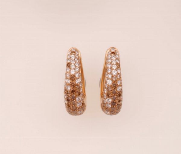 Orecchini con pav di diamanti bianchi e brown  - Asta Fine Jewels - Associazione Nazionale - Case d'Asta italiane